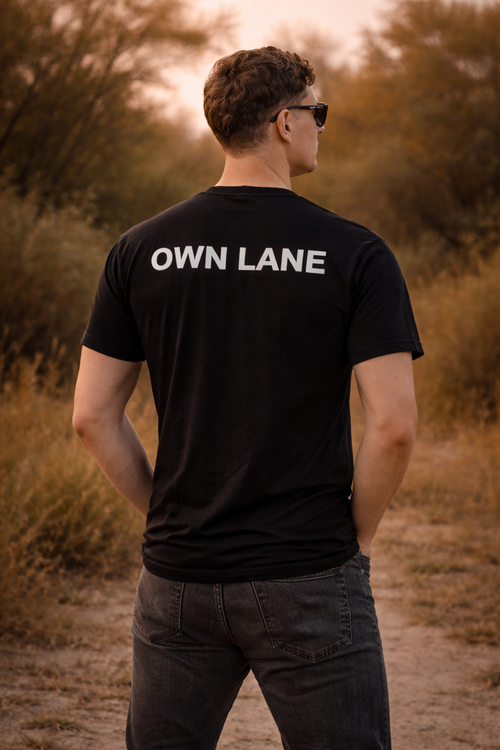 Achterkant van het zwarte OWN LANE BASIC T-shirt