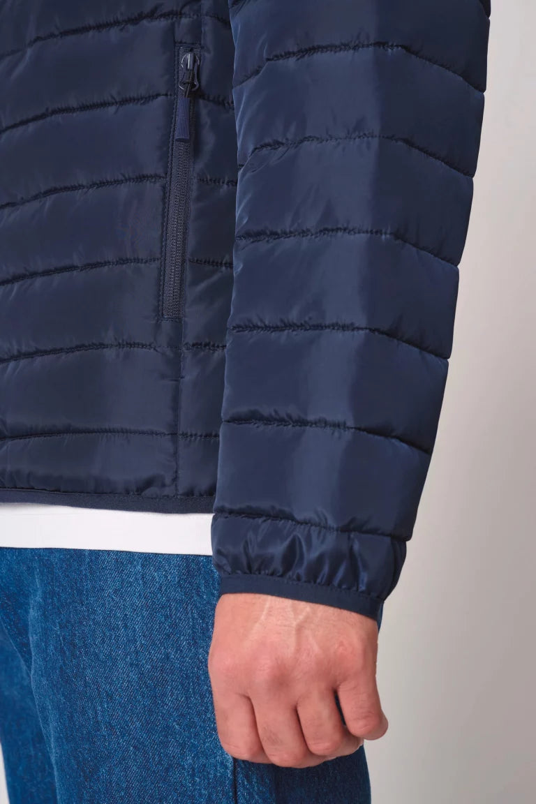 Close-up van de blauwe OWN LANE CORE Puffer